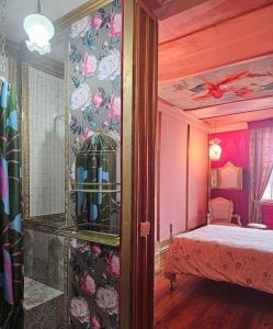 a bedroom with a bed and a bird cage on the wall at PALCO EXOTICO LDA in Porto