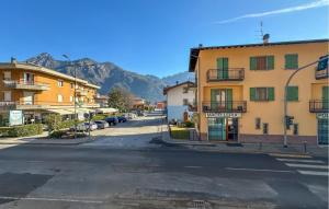 una calle vacía en una ciudad con edificios y montañas en 2 Bedroom Lovely Apartment In Bagolino, F, P,caffaro en Ponte Caffaro