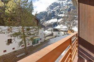 a balcony with a view of a snowy mountain at Retraite alpine, studio paisible et rénové in Leukerbad