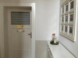a white door with a window and a vase of flowers at Ferienwohnungen Familie Schmidt in Gera +35 photos