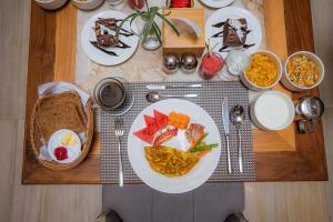 un tavolo con un piatto di prodotti per la colazione di Kumari Star Inn a Pokhara Altre 27 foto