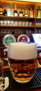 Pension Patanka في براغ: كوب من البيرة موجود فوق طاولة