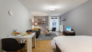 1 dormitorio con 1 cama y sala de estar en Richemont Residence by Homenhancement en Ginebra