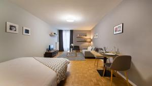 Postel nebo postele na pokoji v ubytování Richemont Residence by Homenhancement