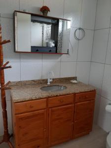 y baño con lavabo y espejo. en Sieber's Residence, en Florianópolis