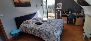 sypialnia z łóżkiem, biurkiem i umywalką w obiekcie 2 Belles chambres avec balcon sdb et WC privatifs w mieście Lannion