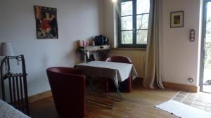 Pokój ze stołem, krzesłami i oknem w obiekcie Chezlesgoyp w mieście Cosges