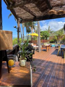 una terraza con vistas al océano y a la playa en Maison avec piscine chauffée - 8 personnes - Sud Réunion en Saint-Joseph