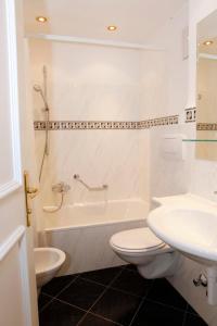 A bathroom at Hotel Regina