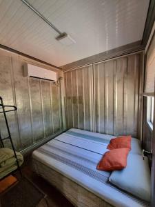 Katil atau katil-katil dalam bilik di Casa Container Camisão