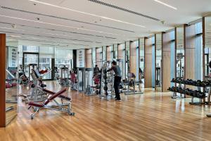 Fitness centrum a/nebo fitness zařízení v ubytování FIRST CLASS 1BR with full BURJ KHALIFA View