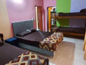 une chambre avec deux lits superposés dans une pièce dans l'établissement Rancho Abuela Angela, à Ayolas