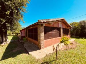 un petit bâtiment au milieu d'un champ dans l'établissement Rancho Abuela Angela, à Ayolas