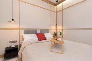 Tempat tidur dalam kamar di Loft Apartment Gdansk Near The Old Town Parking & Balcony by Renters