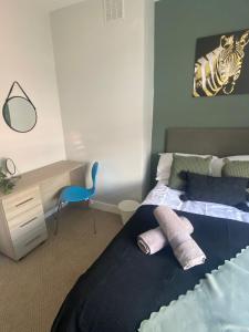 מיטה או מיטות בחדר ב-Elegant 4 Bed House - 5 minutes from Leeds