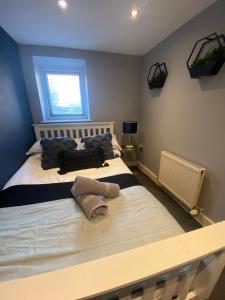 1 dormitorio con 2 camas y ventana en Elegant 4 Bed House - 5 minutes from Leeds, en Headingley
