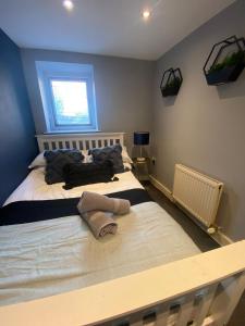 a bedroom with two beds and a window at Elegant 4 Bed House - 5 minutes from Leeds in Headingley