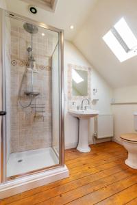 uma casa de banho com um chuveiro e um lavatório. em The Nest em Wells next the Sea