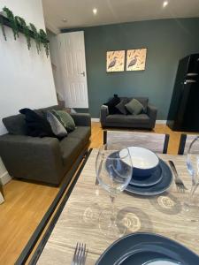 sala de estar con mesa y sofá en Elegant 4 Bed House - 5 minutes from Leeds, en Headingley