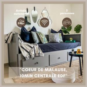 a bedroom with a bed with blue sheets and pillows at Le Gite 3 - Studio confort, 10min Golfech in Malause