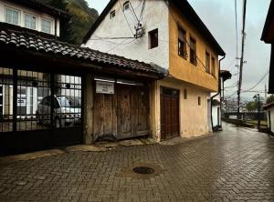 um edifício antigo com uma porta numa rua em APARTMENT Marash em Prizren