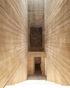 un mur en bois avec une plaque au-dessus dans l'établissement Zita Fidar, à Al Fīdār