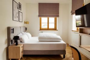 フライジングにあるBob W Peterhofのベッドルーム1室(白いシーツ付きのベッド1台、窓付)
