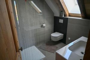 W łazience znajduje się prysznic, toaleta i umywalka. w obiekcie Buron de Léon, en plein cœur de l Aubrac w mieście Laguiole