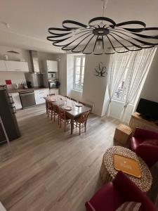 sala de estar con mesa de comedor y cocina en lamaisondemamere, en Tournon-sur-Rhône
