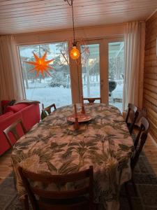 ein Esszimmer mit einem Tisch, Stühlen und einem Fenster in der Unterkunft Stunning6B2B views,jacuzzi,sauna 