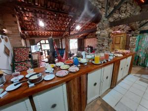 a kitchen with a counter with plates of food on it at Pousada Casa do Arco in Santana do Riacho
