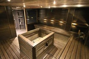 Innenansicht einer Sauna mit Holzzuber in der Unterkunft Suuri talo Kaskisaaressa lähellä Helsingin keskustaa in Helsinki