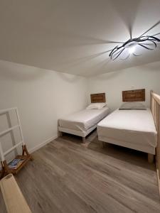 2 camas en una habitación con techo en lamaisondemamere, en Tournon-sur-Rhône