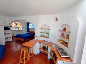 Habitación pequeña con lavabo y dormitorio en Suites Sultan, en Copacabana