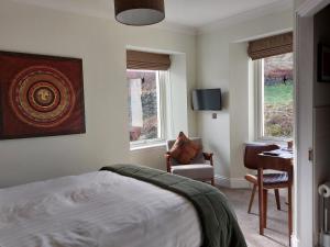 sypialnia z łóżkiem, biurkiem i krzesłem w obiekcie Seaview Guesthouse w mieście Mallaig