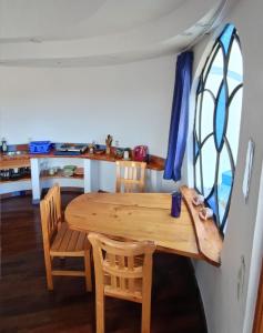 einen Tisch und Stühle in einem Zimmer mit Fenster in der Unterkunft Suites Sultan in Copacabana