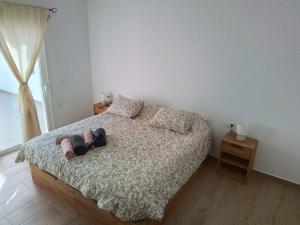 Una muñeca en una cama en un dormitorio en La Catumbela en Tuineje