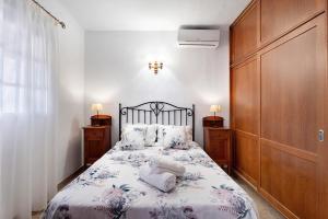 蓬塔戈爾達的住宿－Casa Rodri，一间卧室配有一张带花卉床罩的床