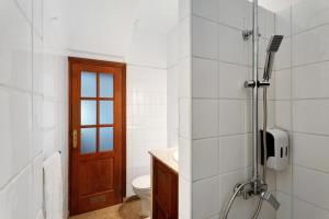 een badkamer met een douche, een toilet en een wastafel bij Casa Rodri in Puntagorda
