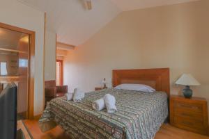Un dormitorio con una cama con almohadas blancas. en 022 - Las Palmeras III - 001 - comfortHOLIDAYS, en Santa Pola