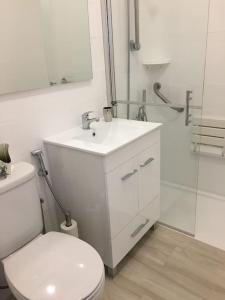 ein Bad mit einem WC, einem Waschbecken und einer Dusche in der Unterkunft Estoril 2 bedrooms by the Beach in Estoril