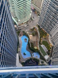 une vue aérienne d'une ville avec de grands immeubles dans l'établissement Frost at Air Residences Makati, à Manille
