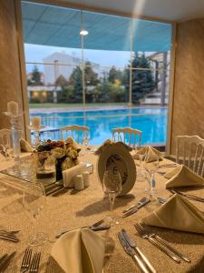 una mesa con un plato de comida encima en Hotel Excellence Inn, en Ankara