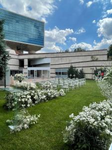 una fila de sillas blancas frente a un edificio en Hotel Excellence Inn, en Ankara