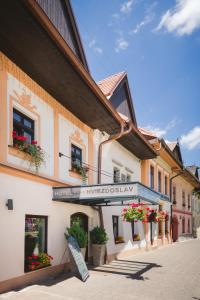 uma rua numa cidade com edifícios e flores em Boutique Hotel Hviezdoslav em Kežmarok