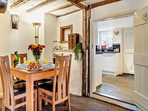 uma cozinha e sala de jantar com mesa e cadeiras em 2 Bed in Needham Market 90561 em Stowmarket