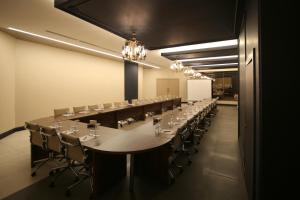 una gran sala de conferencias con una mesa larga y sillas en Hotel Excellence Inn, en Ankara