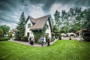 コンスタンチン・イェジオルナにあるNoce i Dnie Hotelの家の前に立つ集団