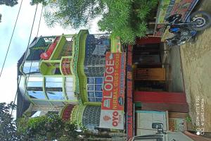 un edificio con dei cartelli sul lato di OYO Nirmal Guest House a Guwahati