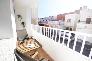 balcón con escritorio y ordenador portátil. en Apartamentos Las Majoreras 1 y 2 dormitorios, en Las Majoreras